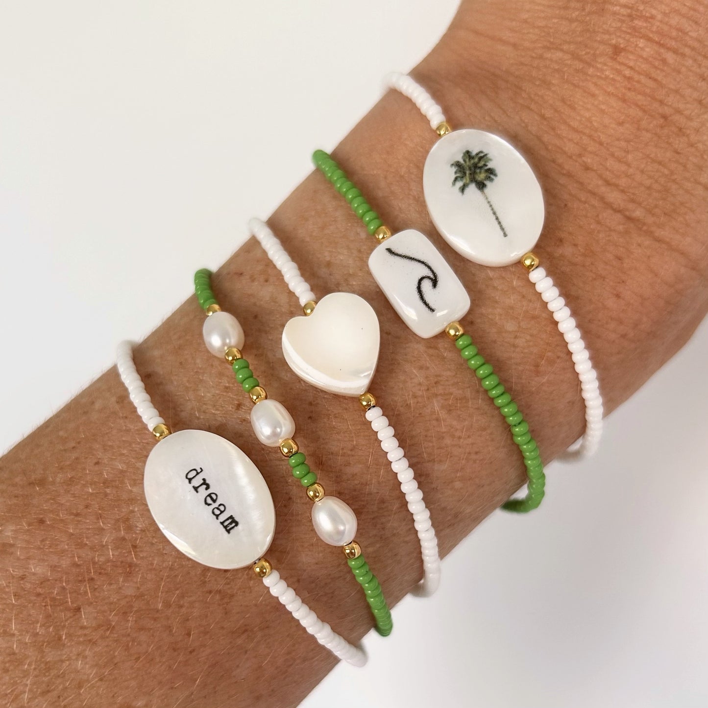 Green bracelet with freshwater pearls