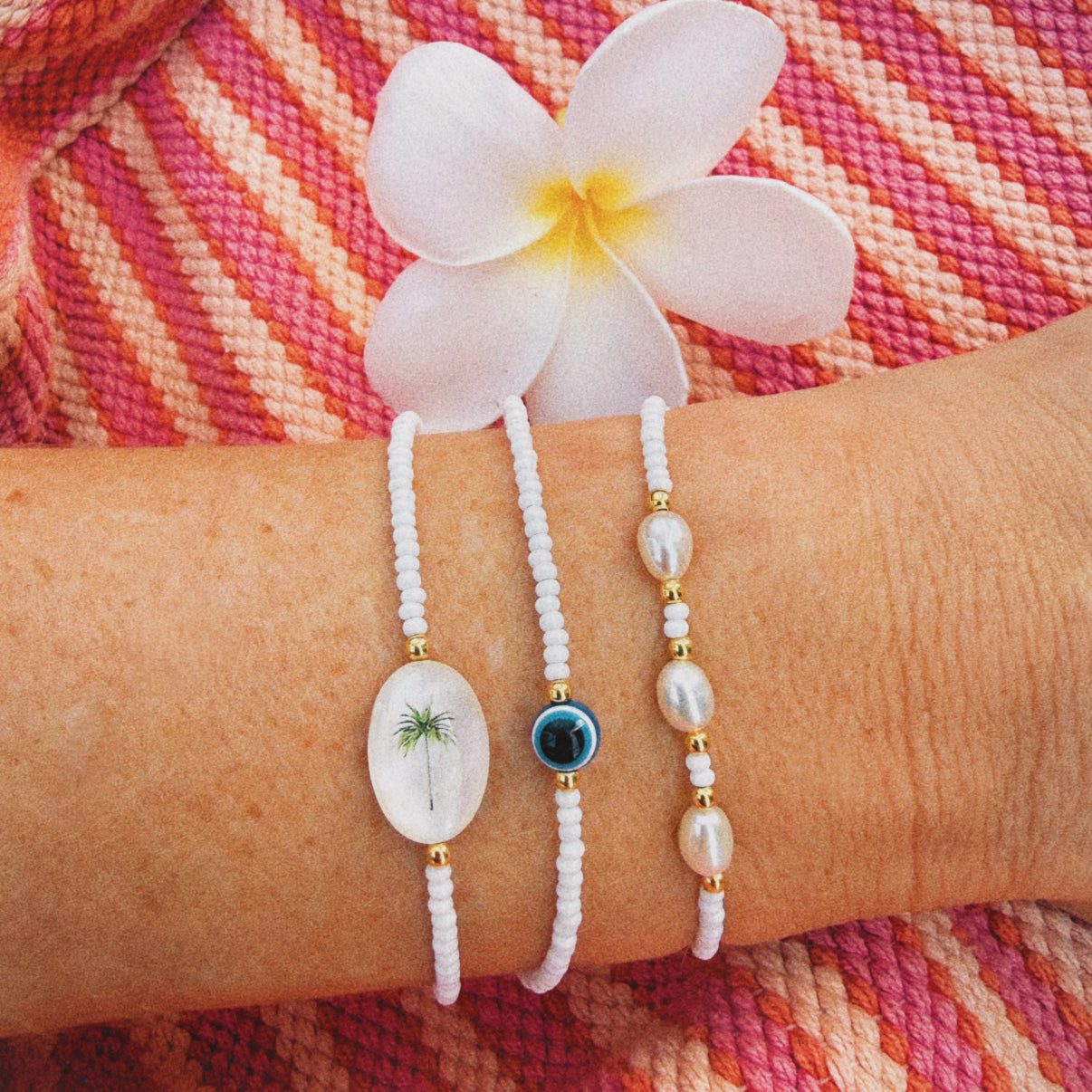 Bracelet en verre blanc avec perles de culture d'eau douce