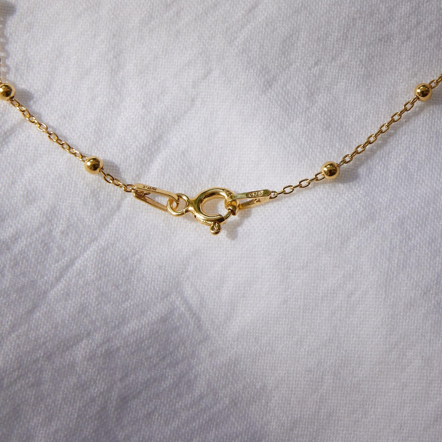 Boussole sur chaîne boule plaquée or 24 carats