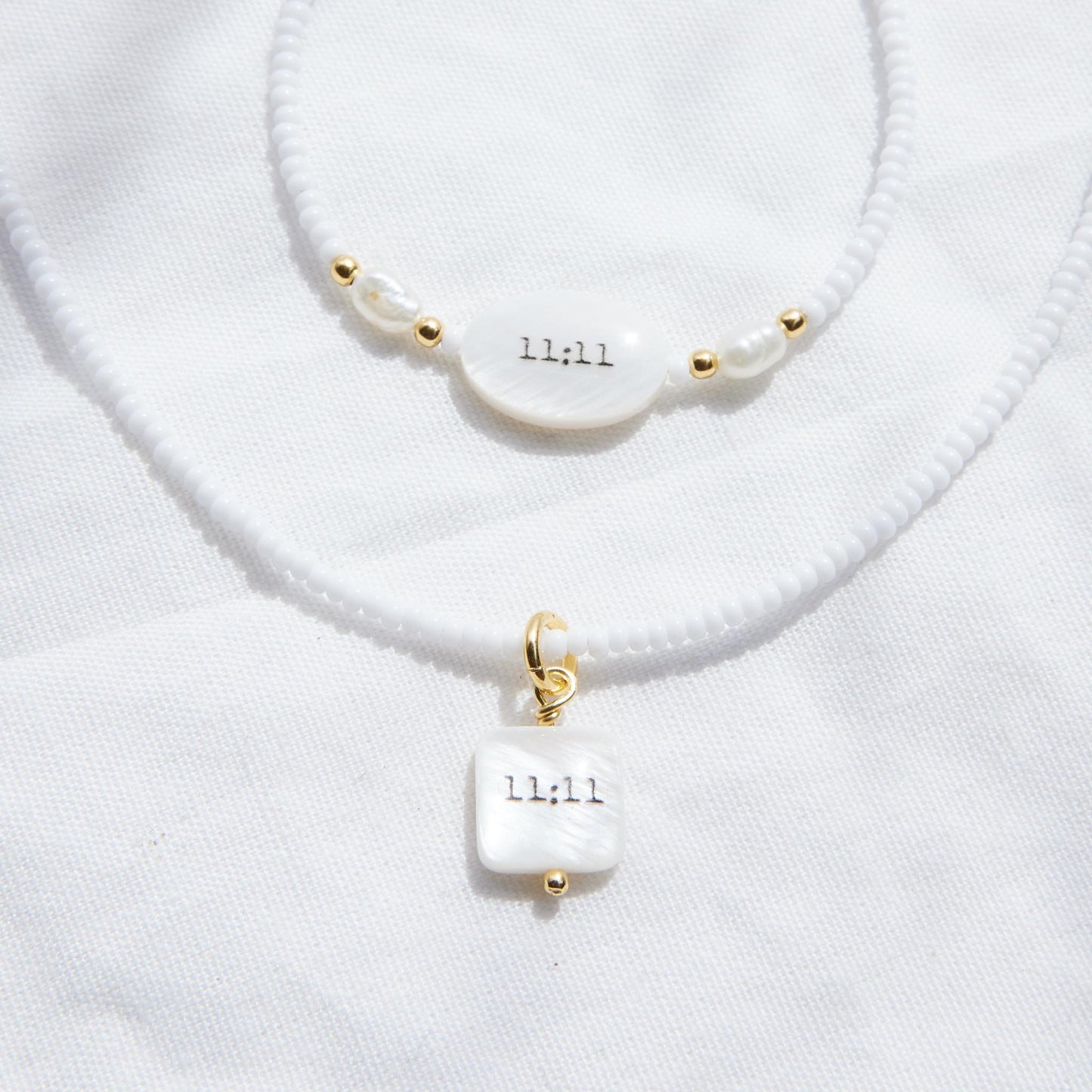 11:11 sur collier de perles de verre blanc