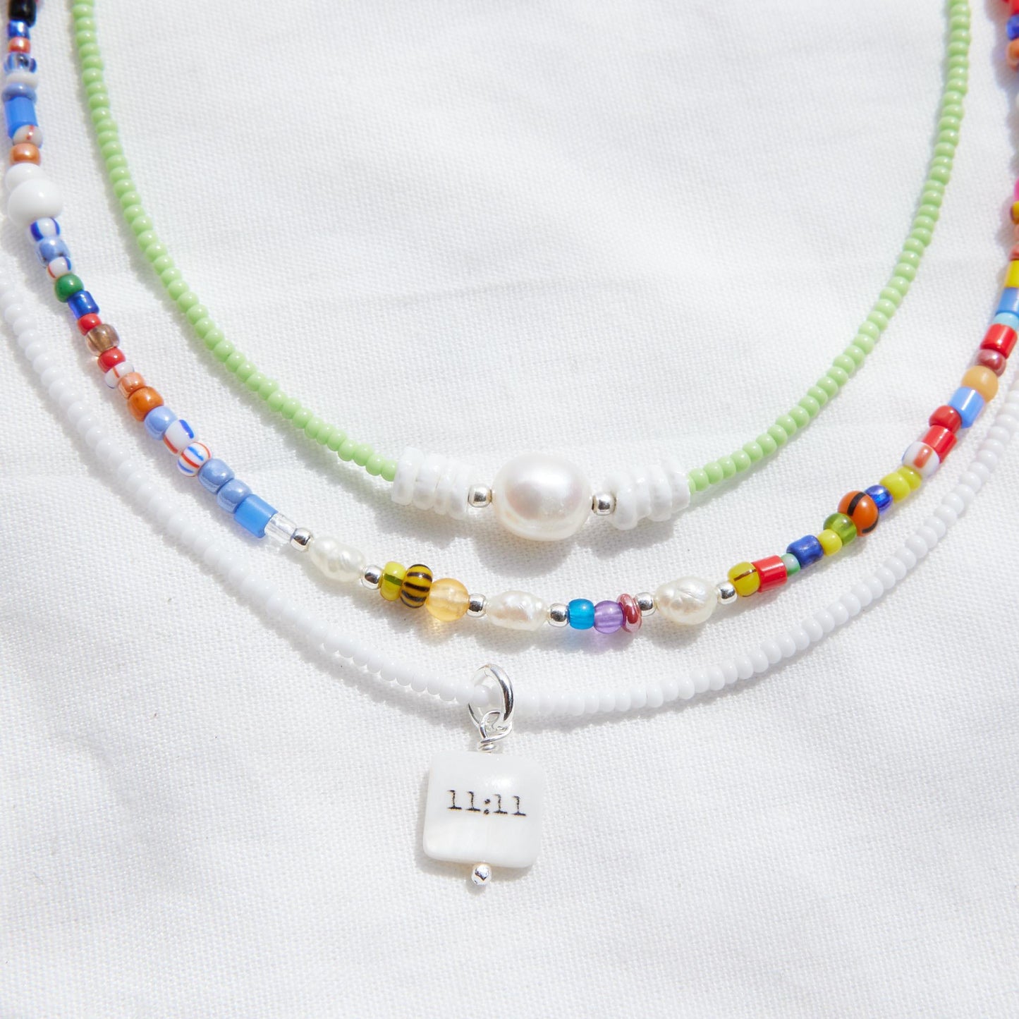 11:11 sur collier de perles de verre blanc