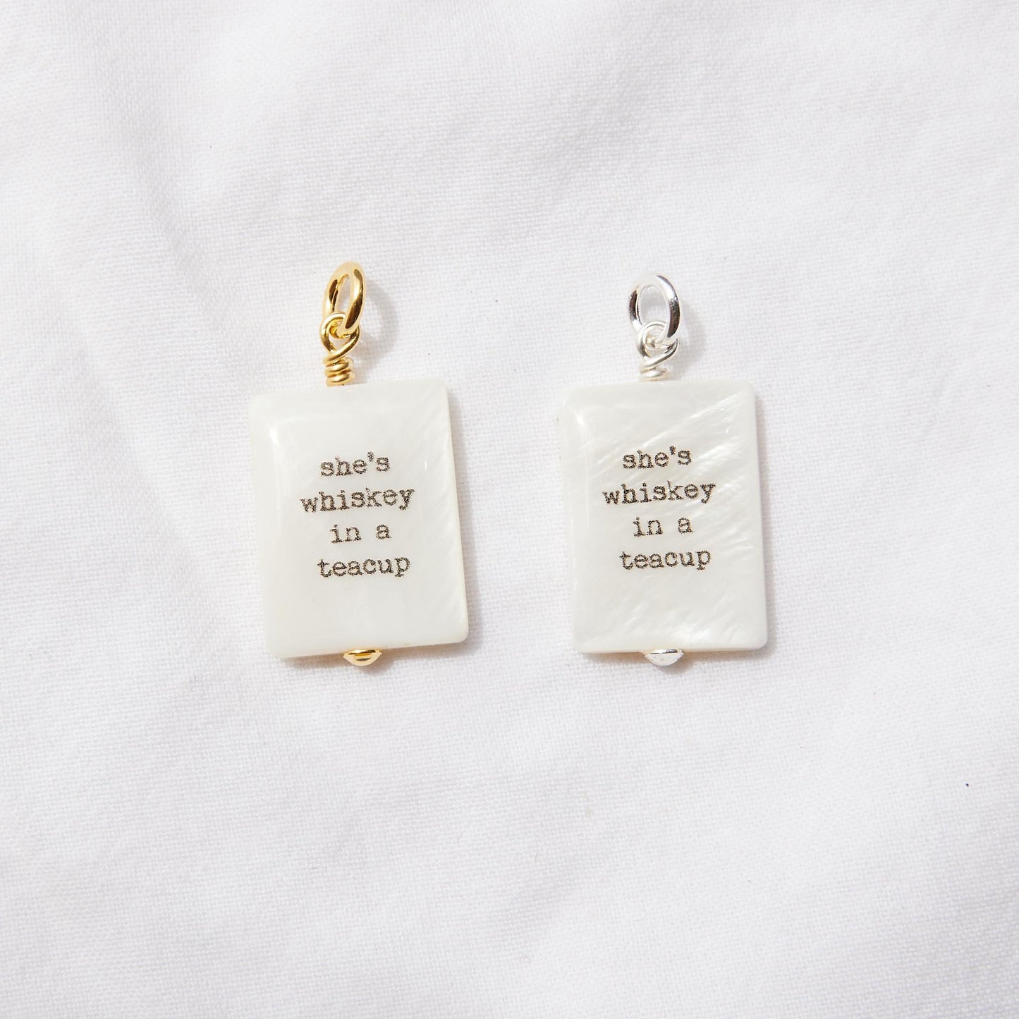 Elle est whisky dans un pendentif tasse de thé