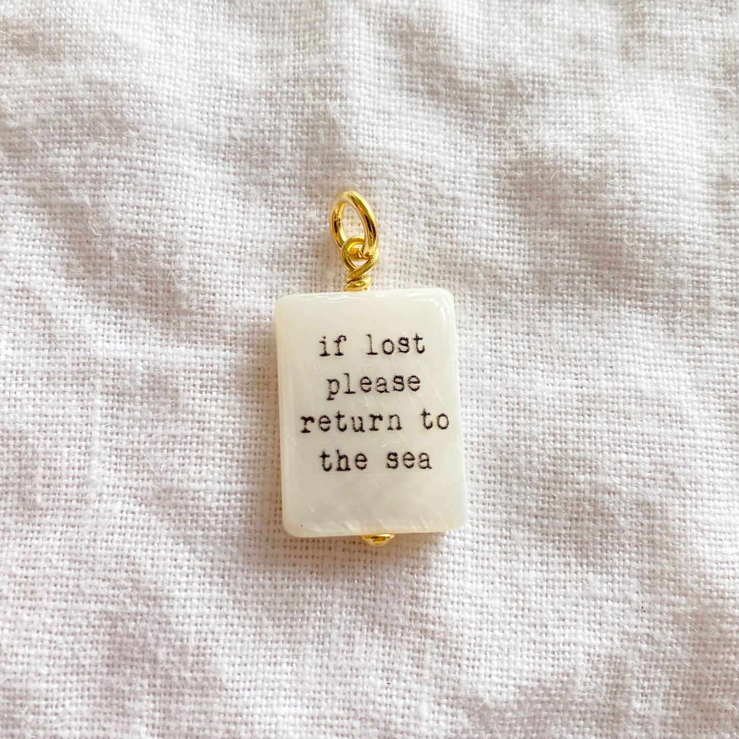 En cas de perte, veuillez retourner au pendentif de la mer