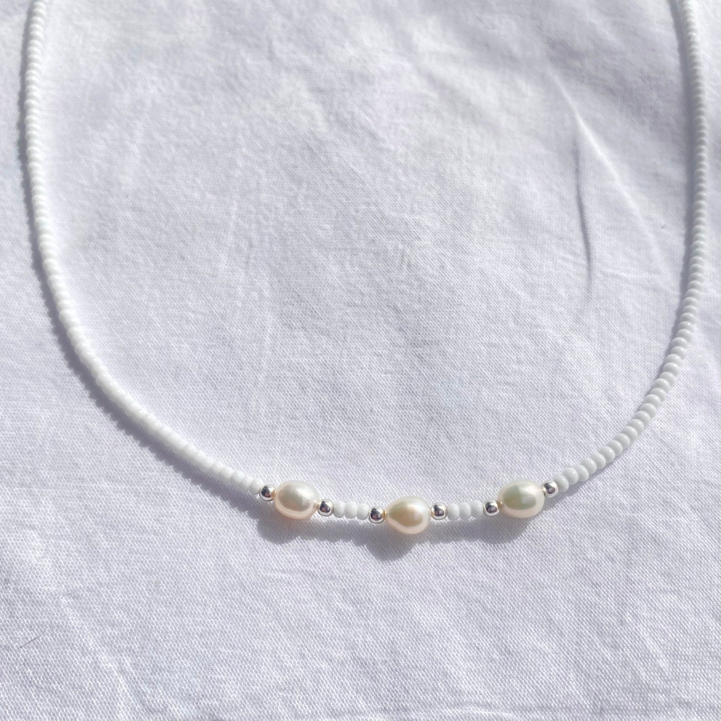 Collier de perles de verre blanc avec perles de culture d'eau douce