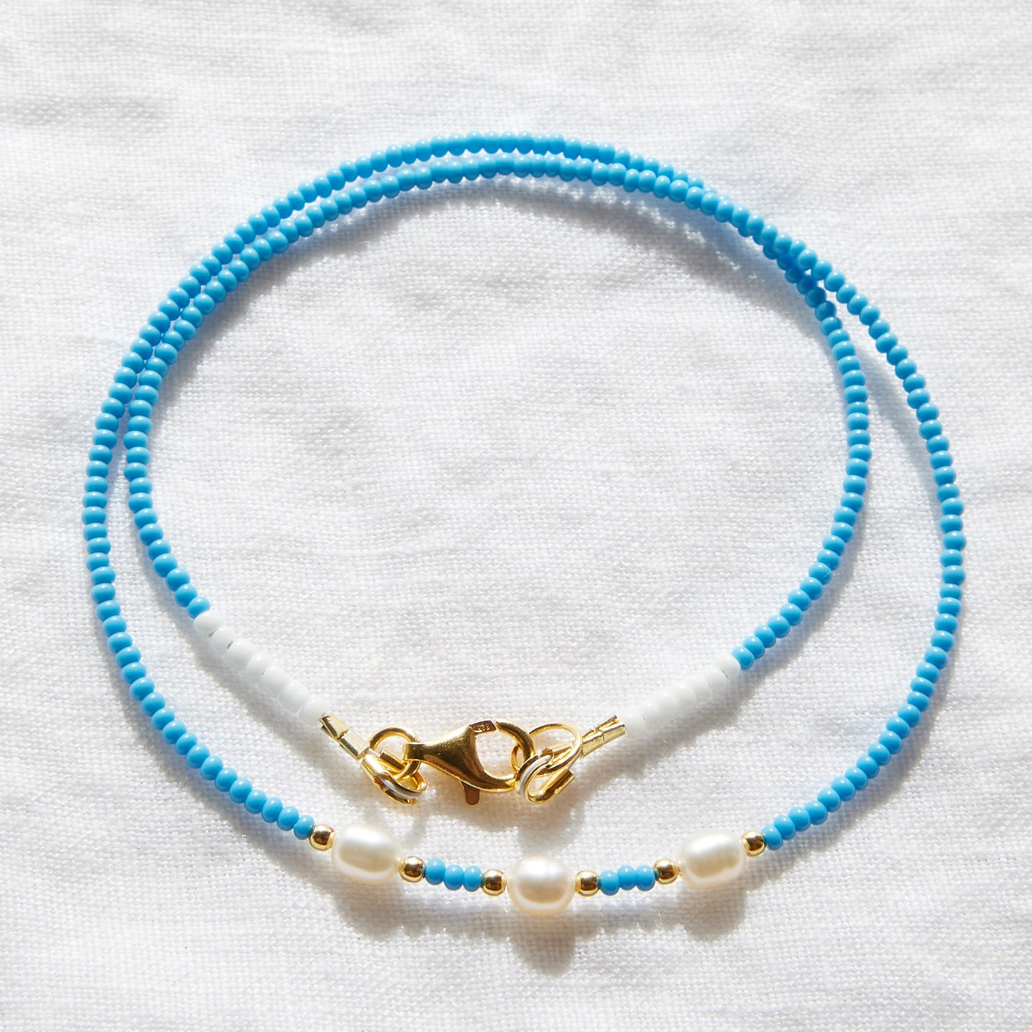Collier de perles bleu marine avec perles de culture d'eau douce