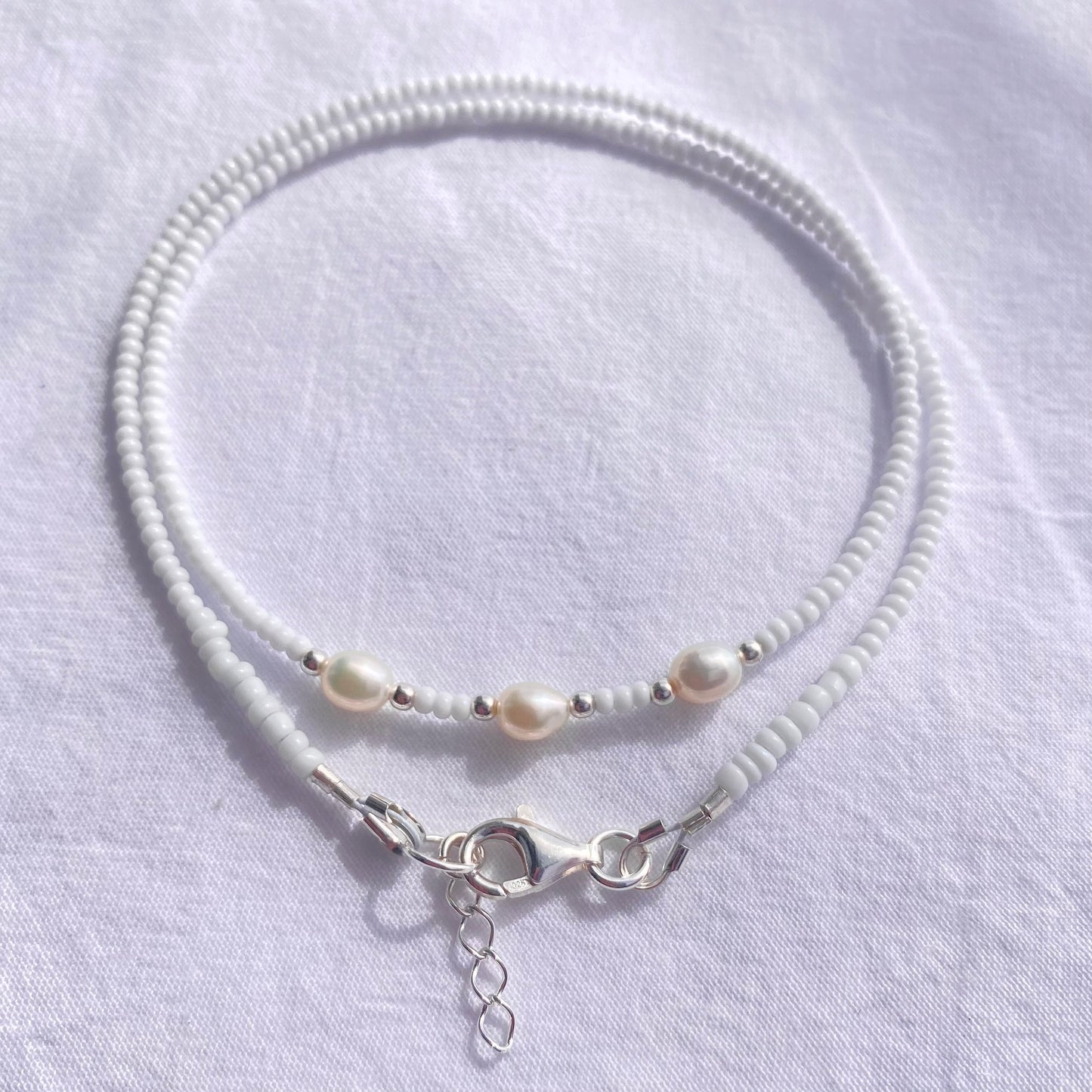 Collier de perles de verre blanc avec perles de culture d'eau douce
