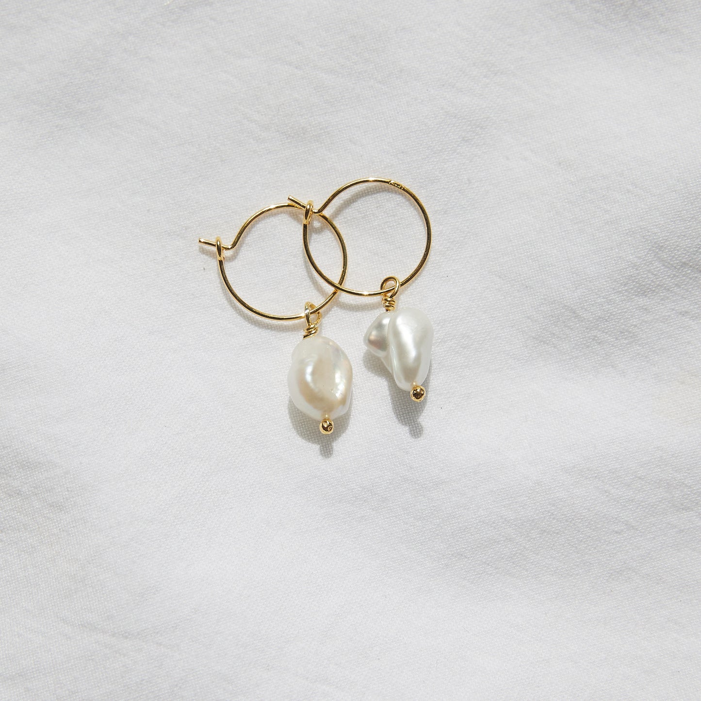 Créoles de perles d'eau douce en argent sterling double plaqué or 24 carats
