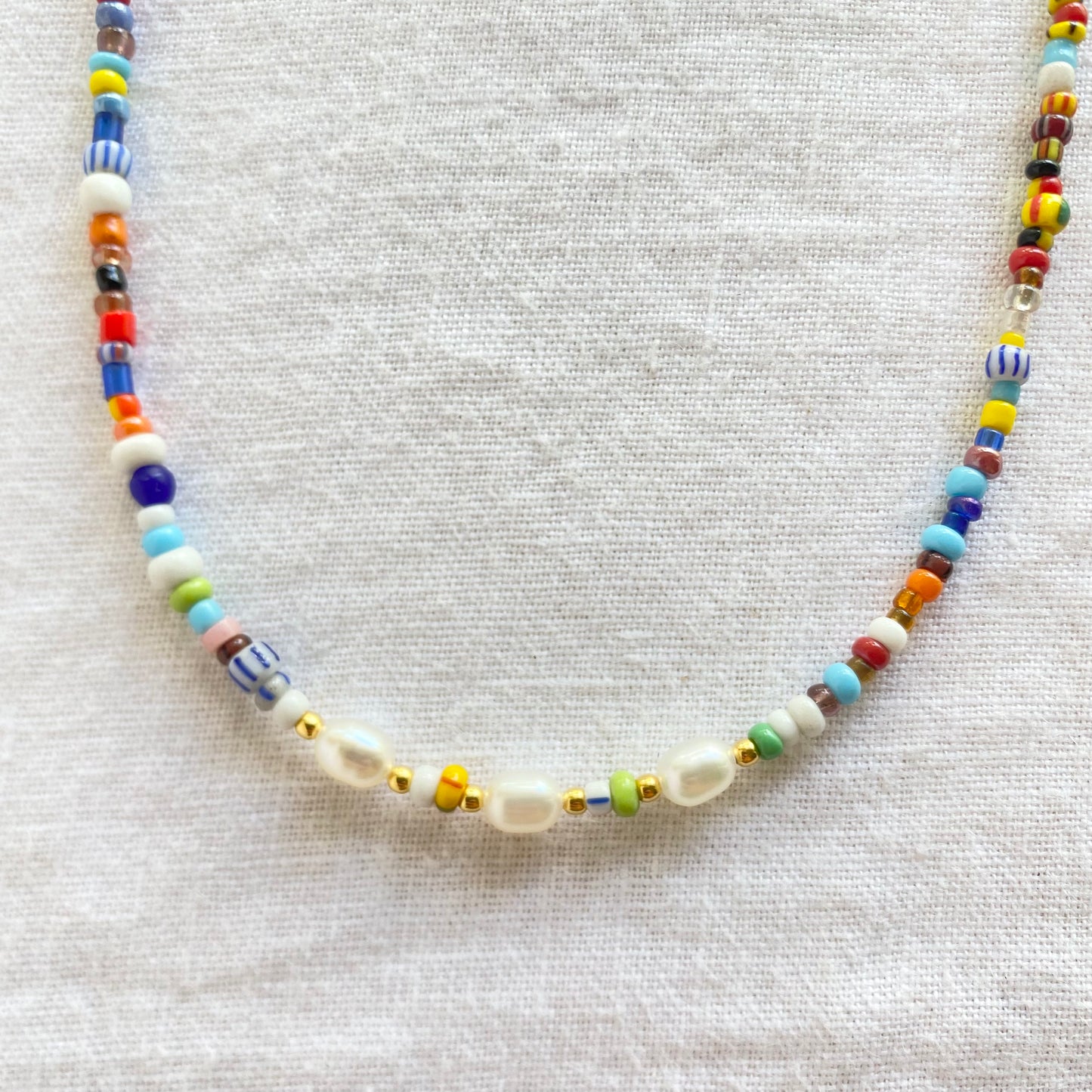 Collier de perles de commerce africain de Noël vintage avec perles de culture d'eau douce