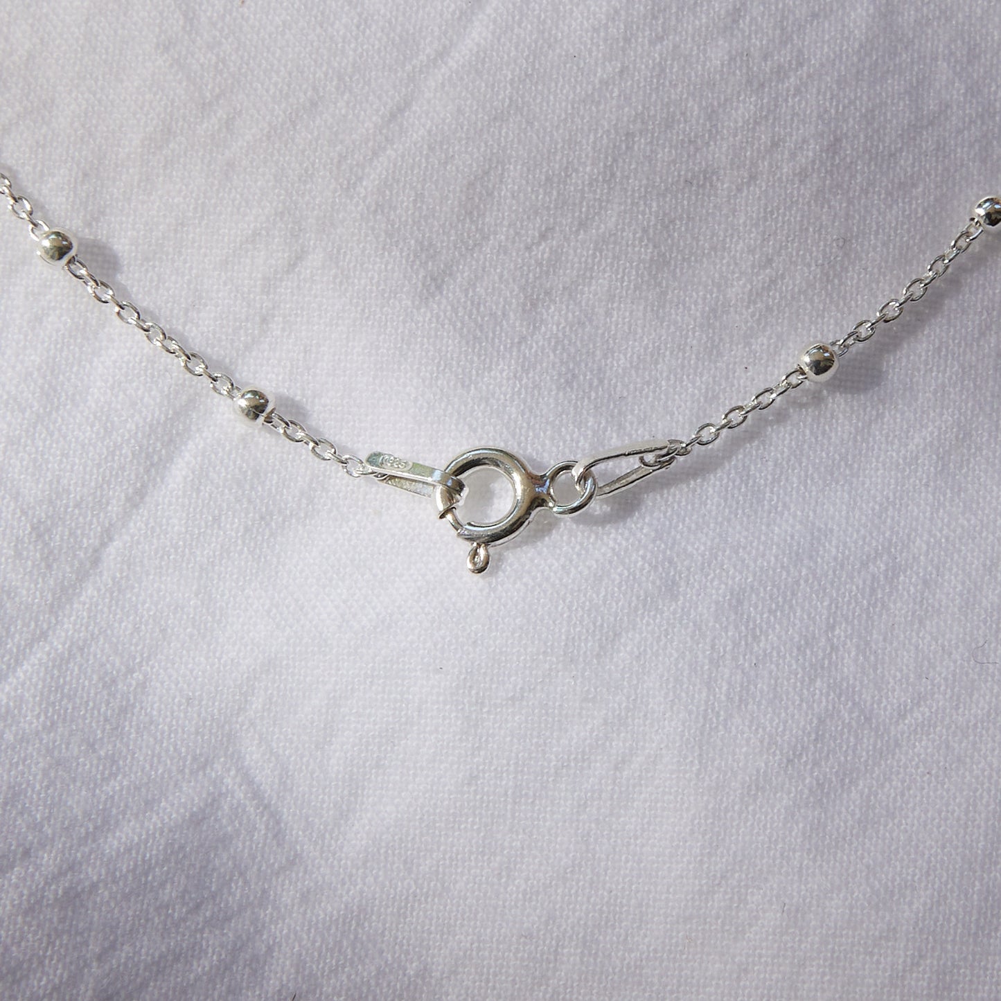 Coquillage sur chaîne boule en argent sterling
