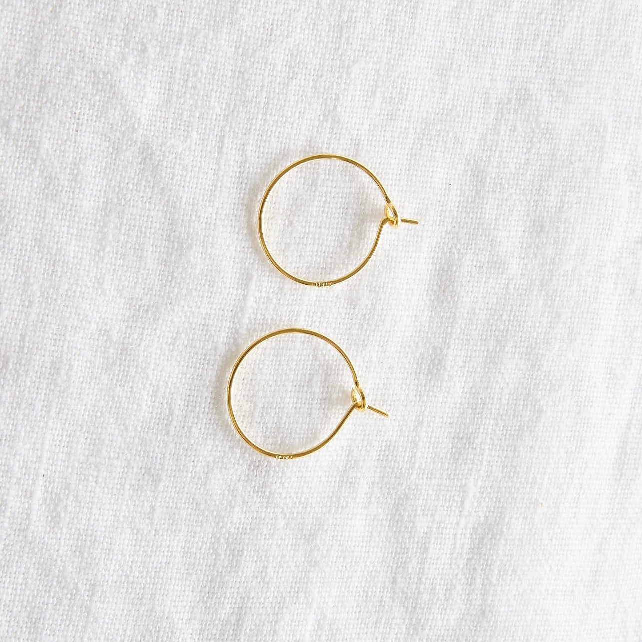 Créoles rondes style fil d'oreille