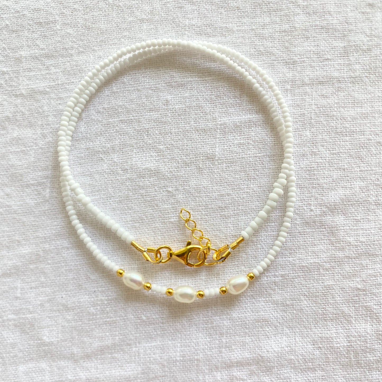 Collier de perles de verre blanc avec perles de culture d'eau douce