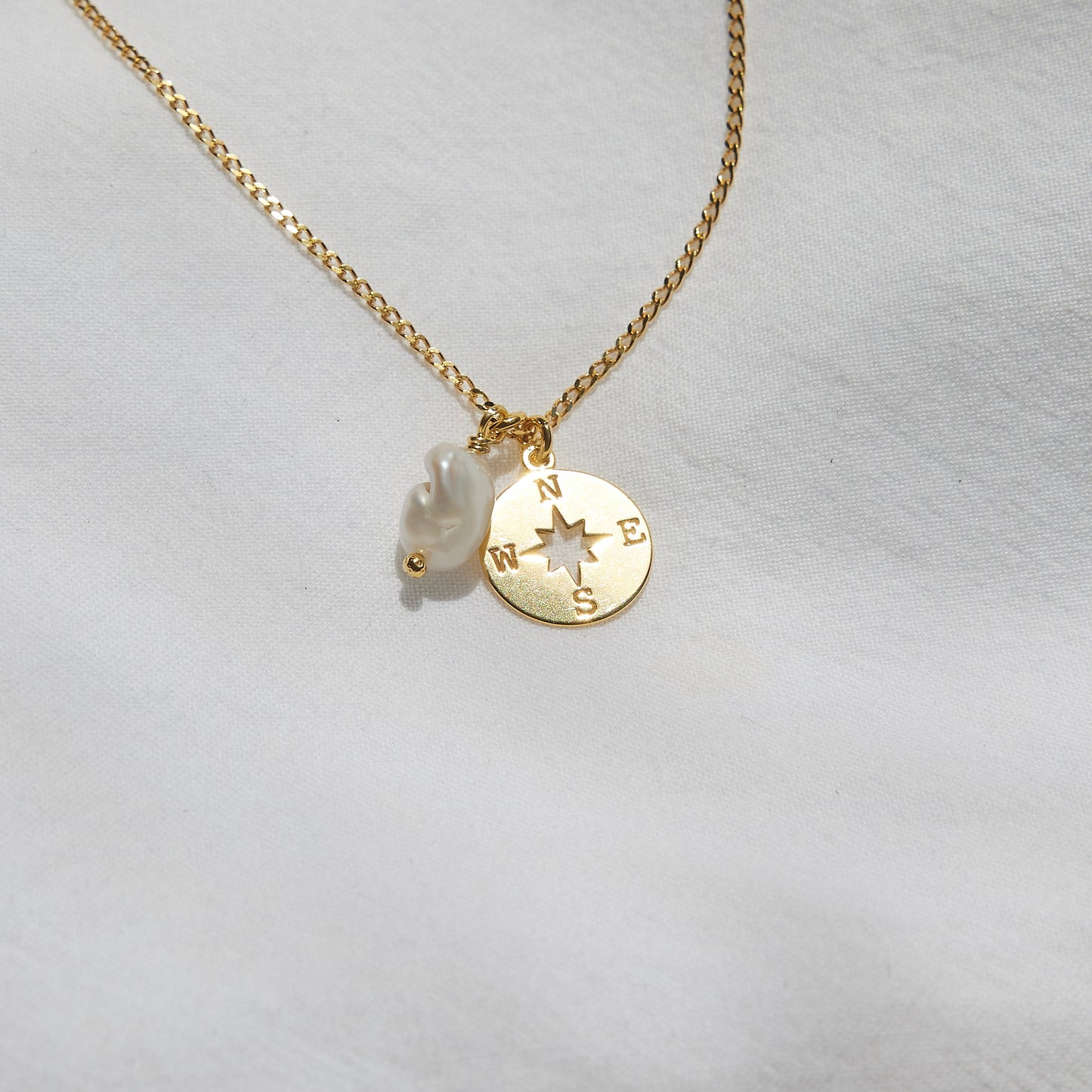 Collier boussole et perles d'eau douce en argent sterling plaqué or 24 carats