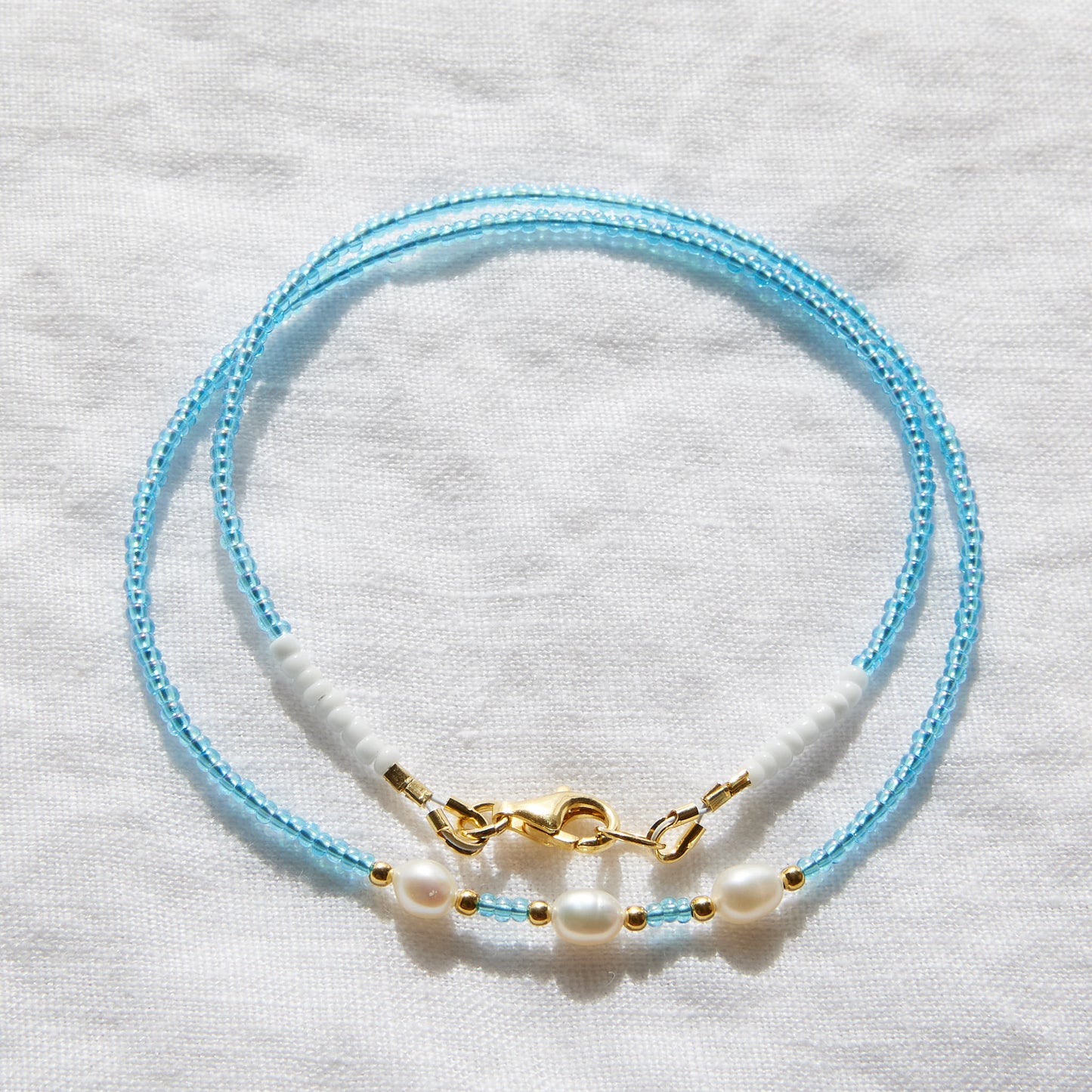 Collier de perles arc-en-ciel bleu ciel avec perles de culture d'eau douce