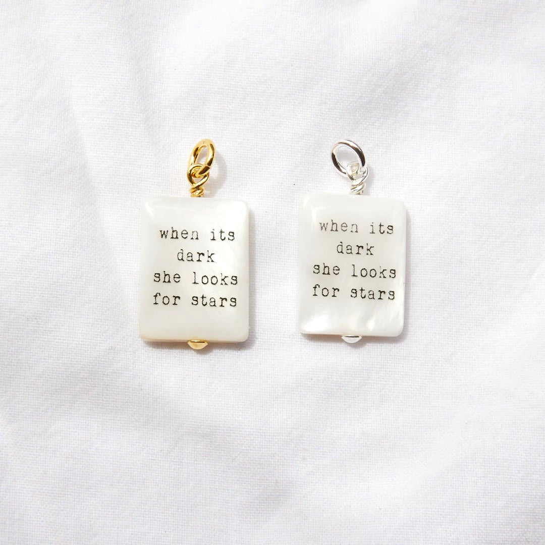 Quand il fait noir, elle cherche un pendentif étoiles