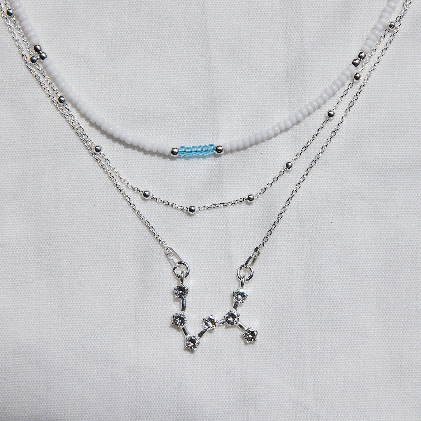 Collier de perles bleu marine