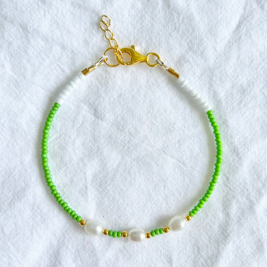 Green bracelet with freshwater pearls