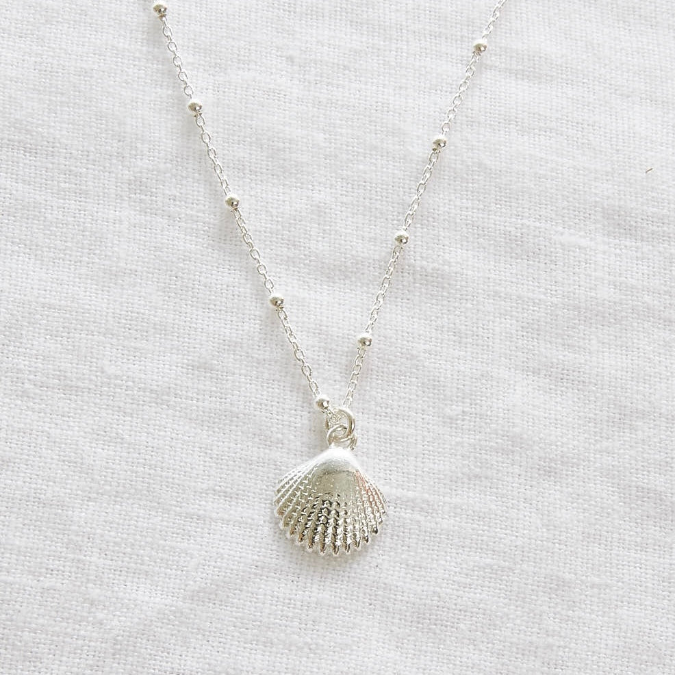 Coquillage sur chaîne boule en argent sterling