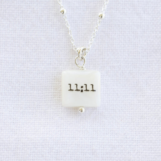 Pendentif 11:11 sur chaîne boule en argent sterling