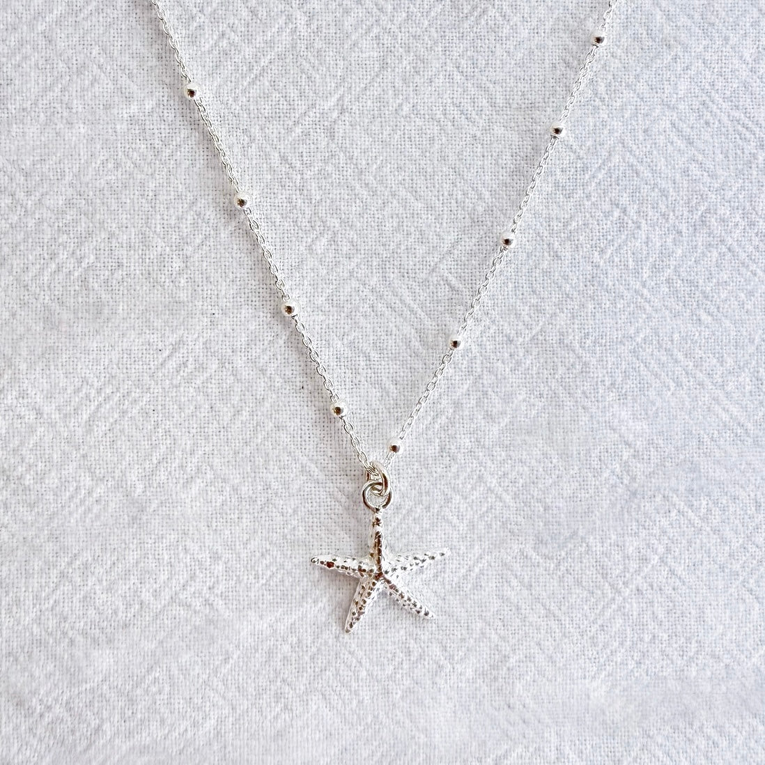 Étoile de mer sur chaîne boule en argent sterling