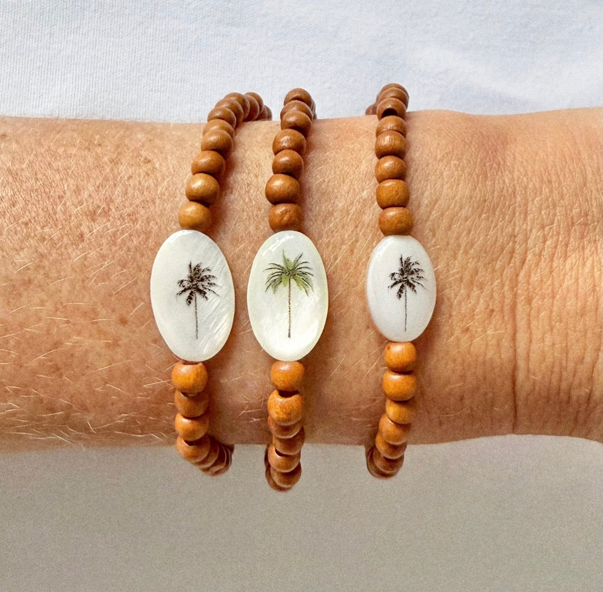 Wooden bracelet with Breeze palm