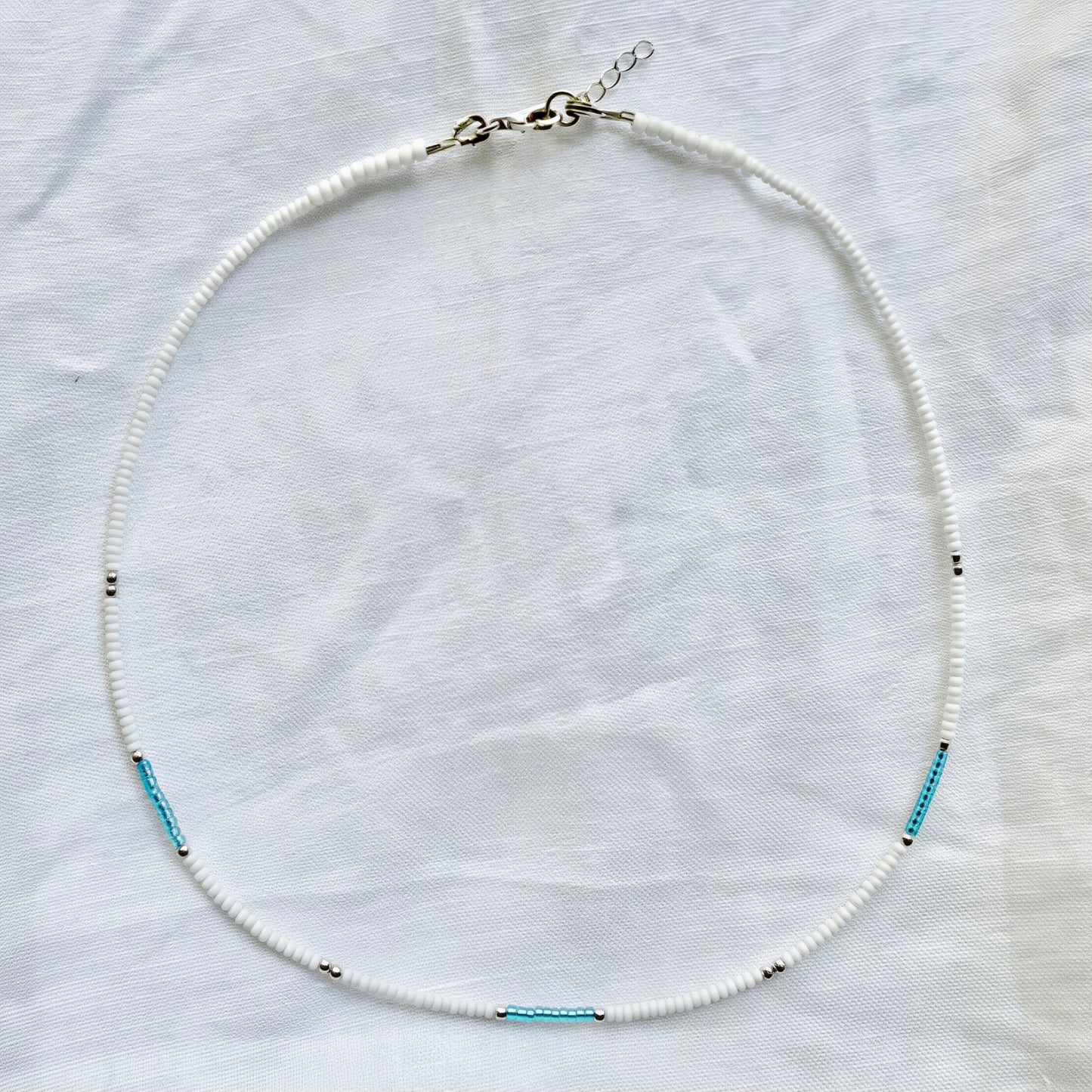 Collier de perles bleu marine