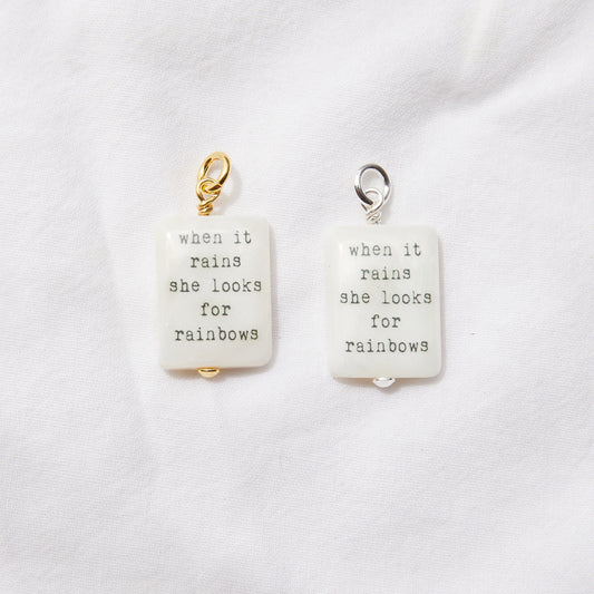 Quand il pleut, elle cherche un pendentif arc-en-ciel