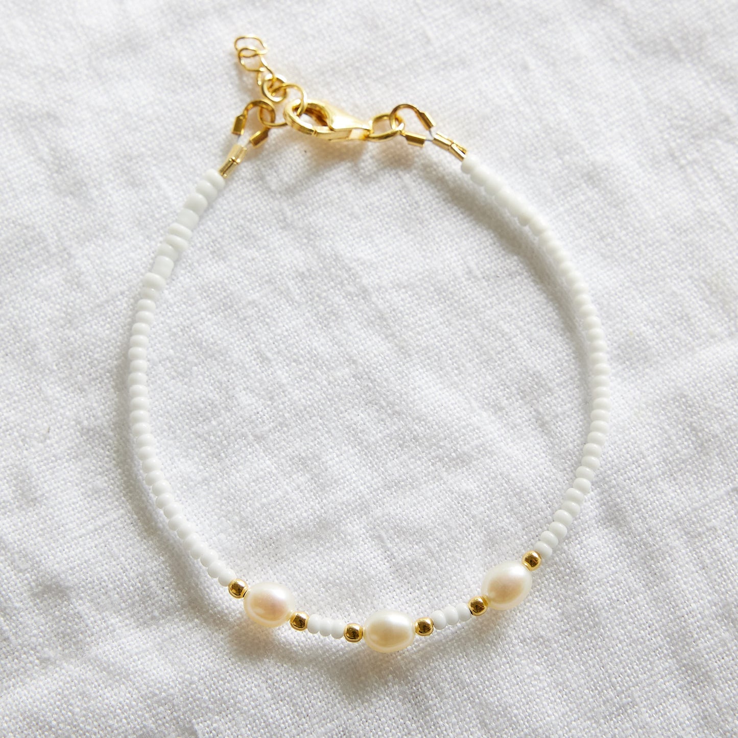 White glass bracelet with freshwater cultured pearls