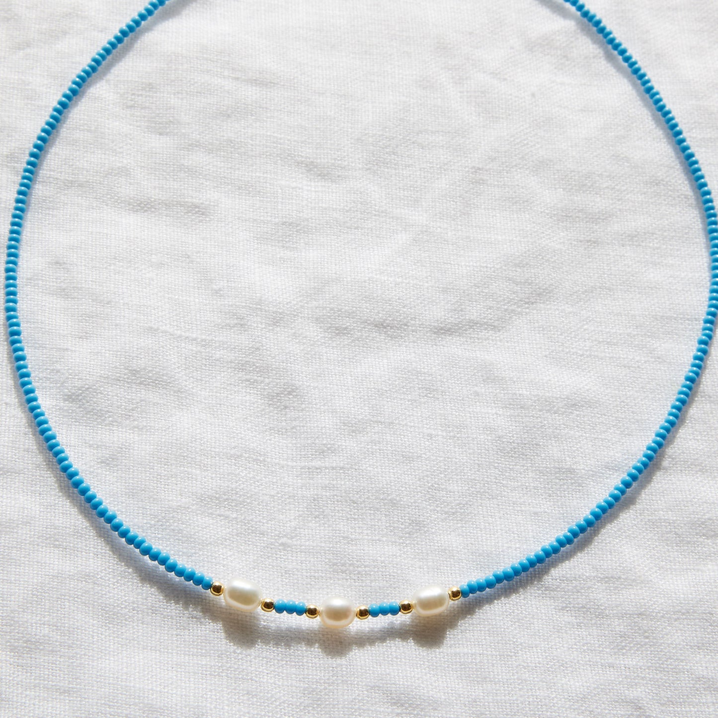 Collier de perles bleu marine avec perles de culture d'eau douce