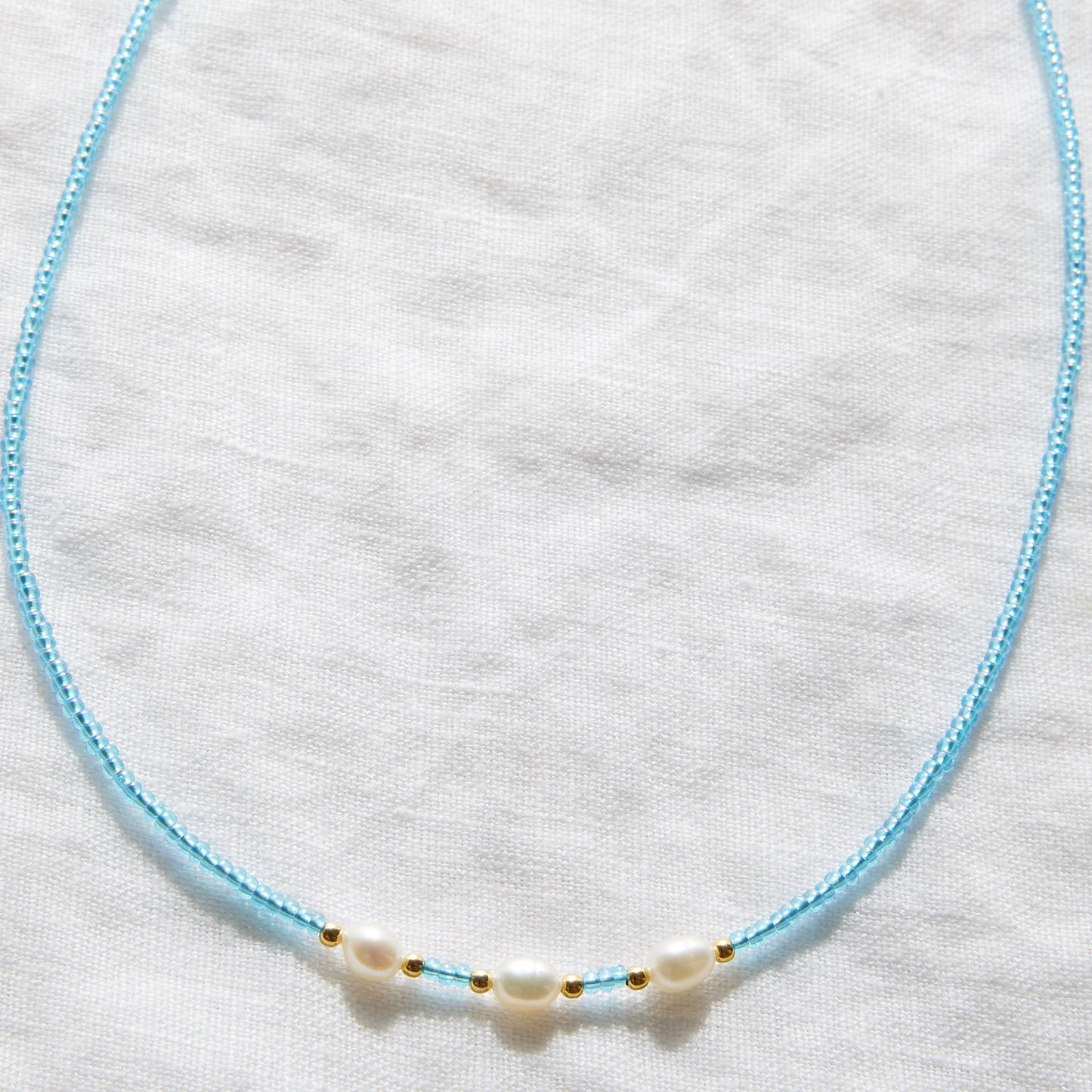 Collier de perles arc-en-ciel bleu ciel avec perles de culture d'eau douce