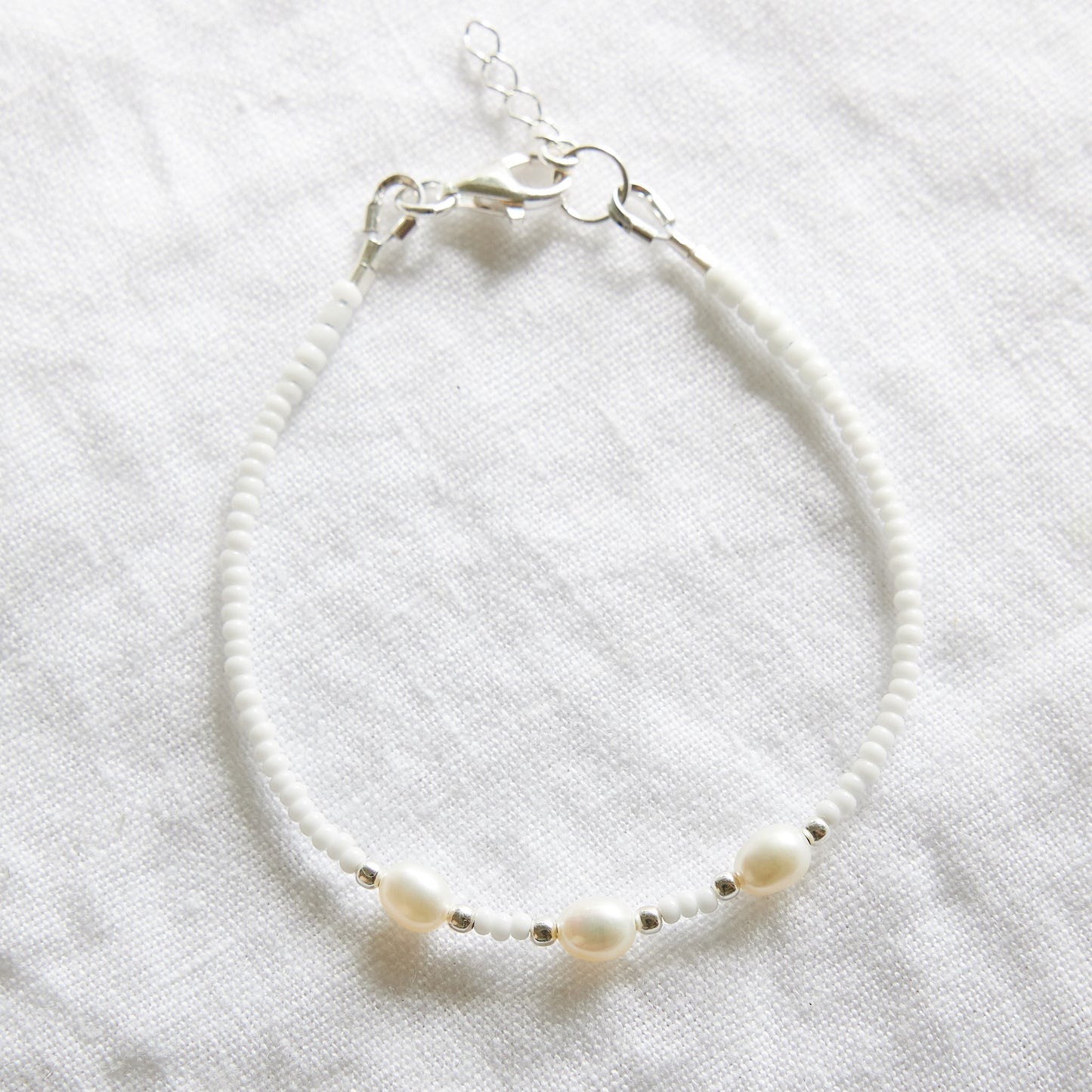 White glass bracelet with freshwater cultured pearls